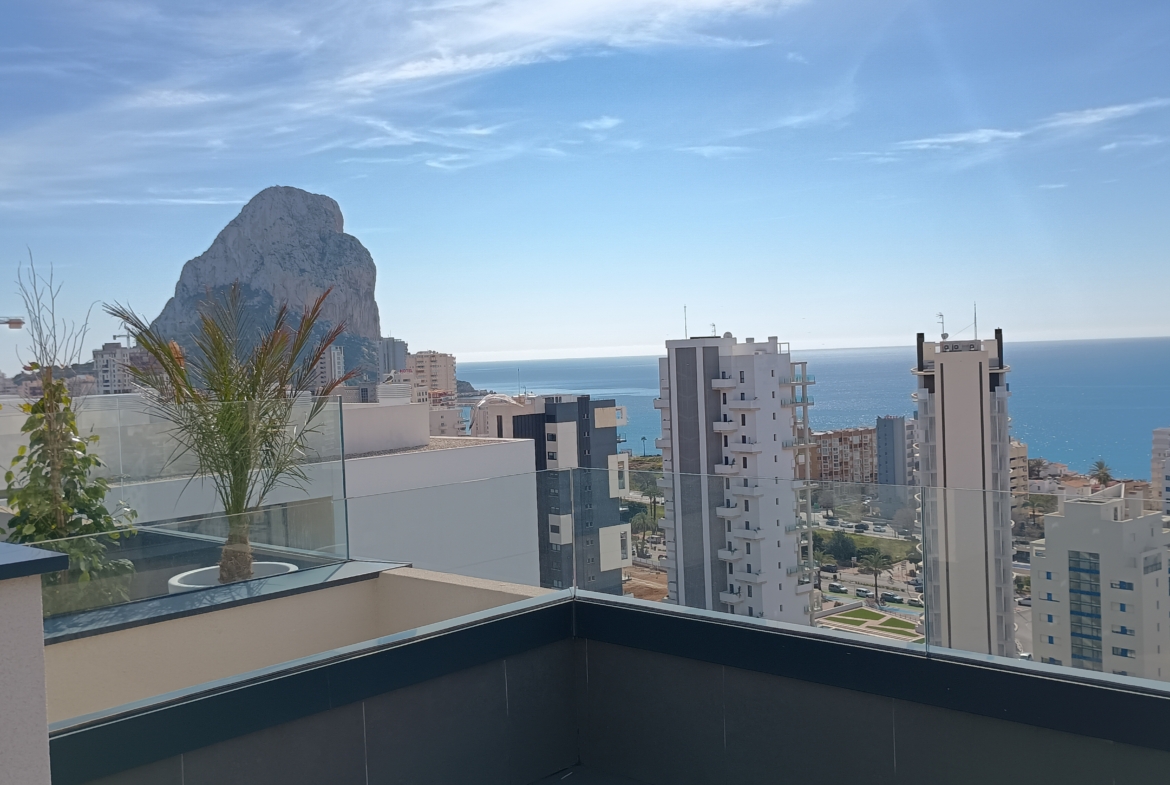 Exclusivo ático con solárium privado y vistas al mar en Calpe