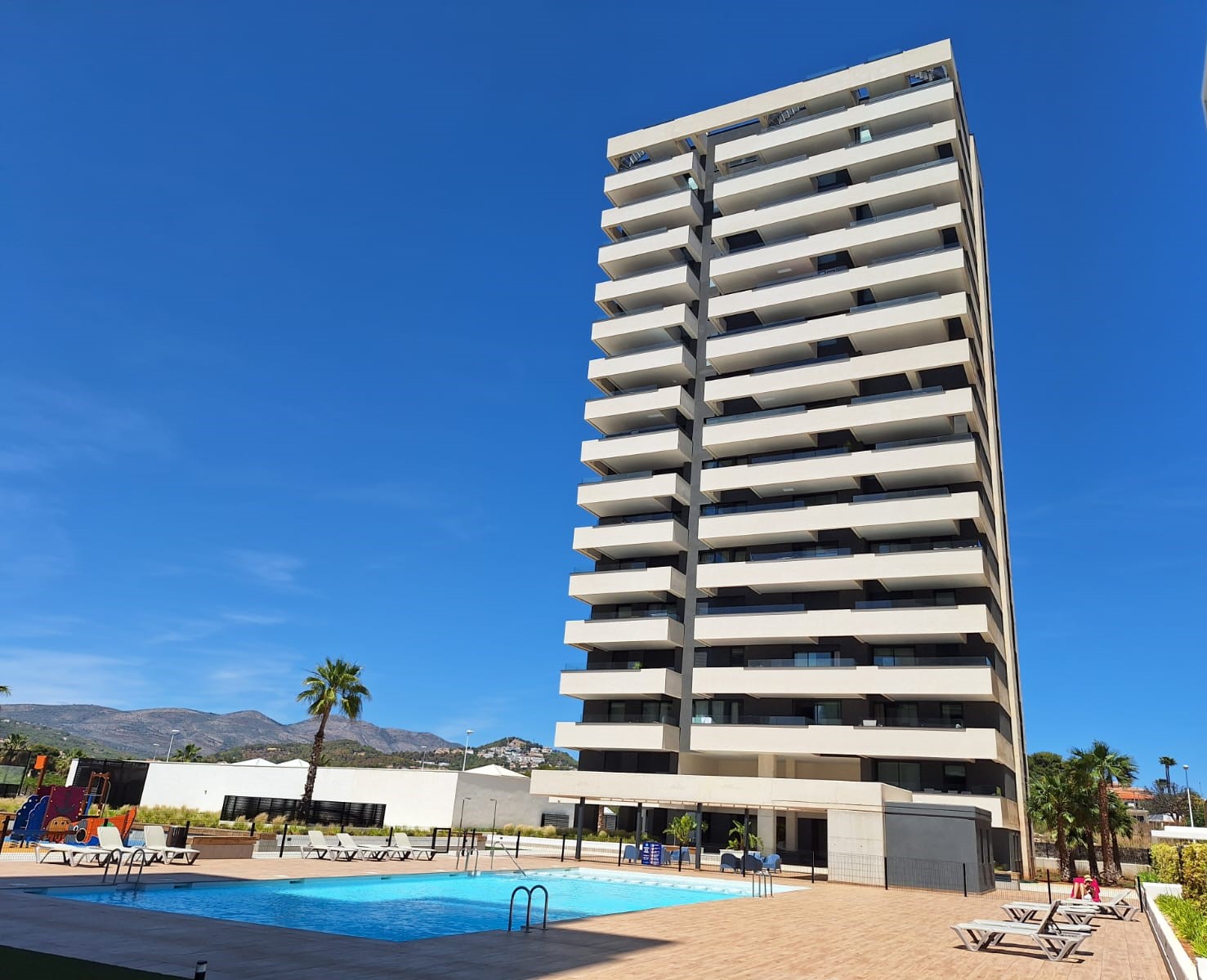 Exclusivo ático con solárium privado y vistas al mar en Calpe